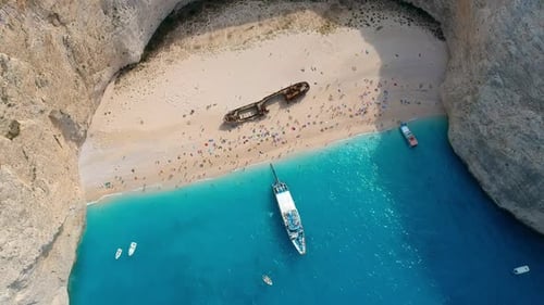 Des bateaux touristiques flottent près de la plage cachée de Zakynthos. Inclinaison de la caméra