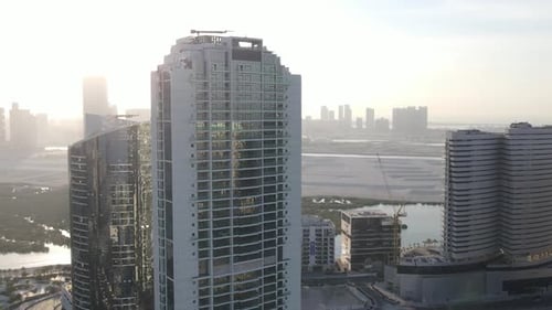 Puesta de sol en Abu Dabi Vista aérea de la isla de Al Reem rodeada de modernos rascacielos entre