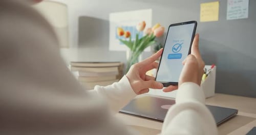 Frau benutzt Handy, bestellt Produkte online und bezahlt Rechnungen mit der Banking-App