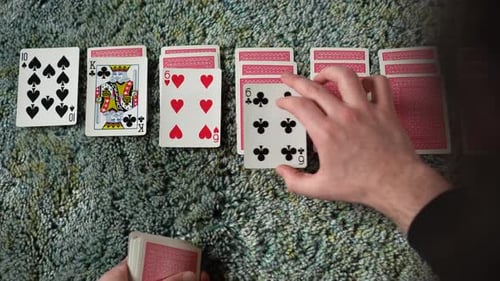 C'est le début d'une partie de solitaire qui donne le coup d'envoi.