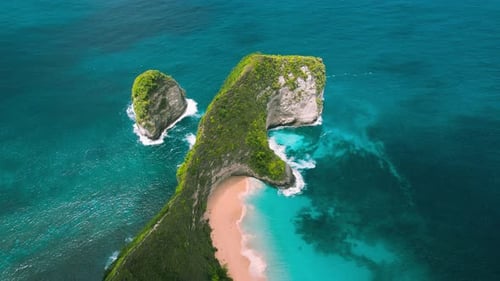 Kelingking Beach, grüne tropische Klippe mit klarem Meerwasser an der paradiesischen Sandküste von Nusa Pen