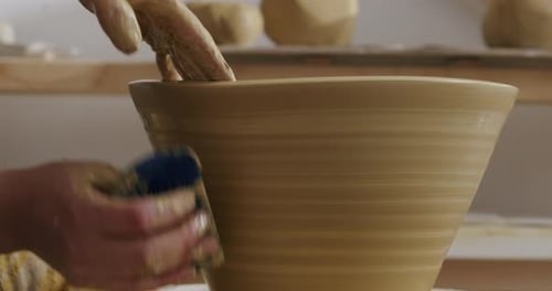 Former un grand vase en argile (poterie)