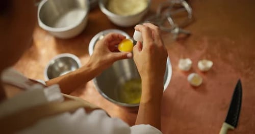 Nahaufnahme über der Schulter eines selbstbewussten Mädchens Baker in einem weißen Hemd trennt das Weiße vom