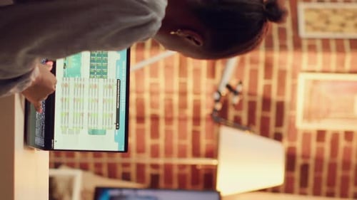 Vertikaler Video-Freelancer studiert Daten für die Forschung