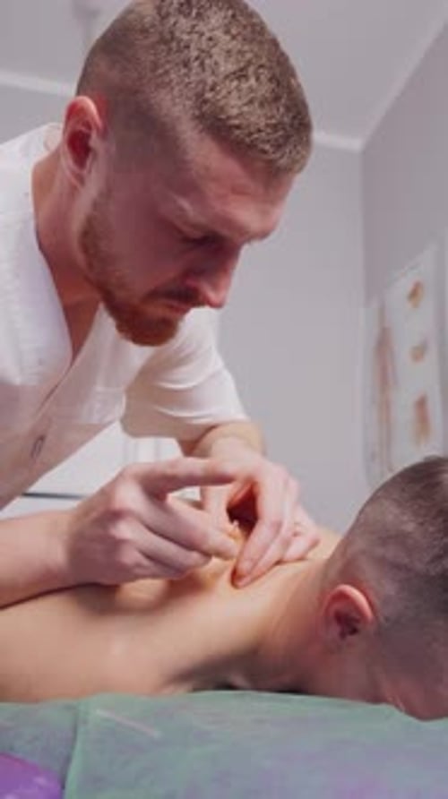 Akupunkturbehandlung Akupunkturnadeln Ein Mann erhält eine Akupunkturbehandlung auf seinem Rücken von einem