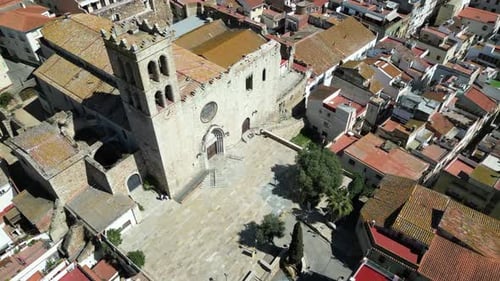 Luftaufnahme der Kirche in Balnes, einer Küstenstadt am Mittelmeer an der Costa Brava, Katalonien