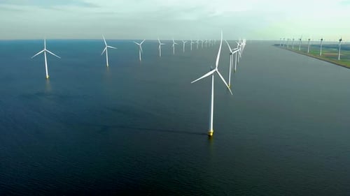 Ветряные турбины в море генерируют экологически чистую энергию в Нидерландах
