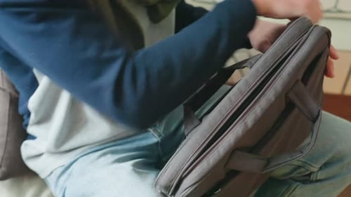 Étui pour ordinateur portable à organisation individuelle avec éclairage naturel chaleureux, ambiance décontractée, scène personnelle