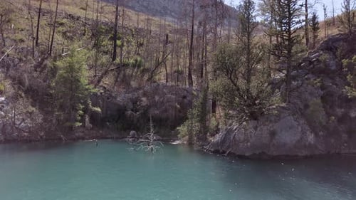 Vista tranquila das montanhas do lago em Green Canyon perto de Manavgat, Antalya, Turquia. Lateralmente