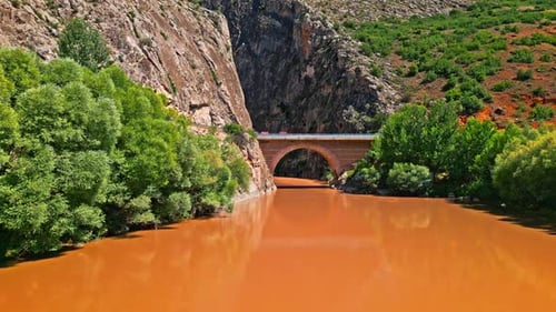 Rivière Brown qui traverse un vaste canyon - Vue aérienne 2K