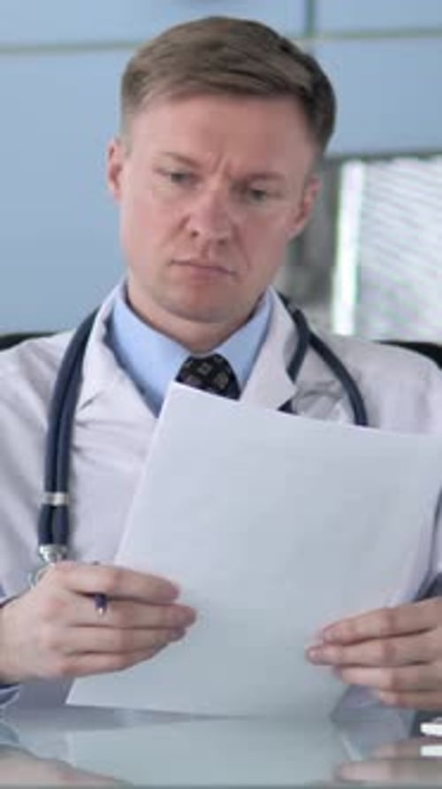 Médecin lisant des documents, Vidéo verticale