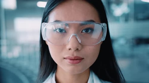 Scientifique ciblé travaillant avec diligence dans un environnement de laboratoire moderne