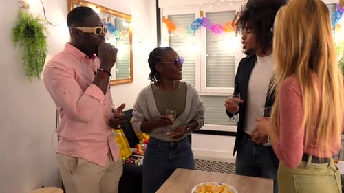 Amigos diversos curtindo uma festa divertida se reunindo em casa