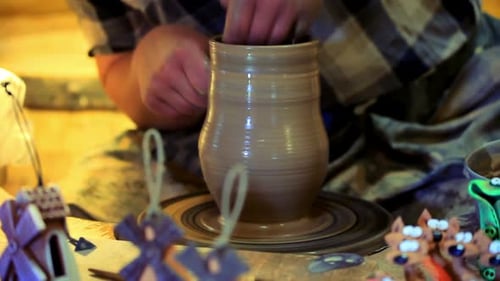 Potier masculin façonnant un vase en argile sur roue dans un atelier de poterie traditionnel