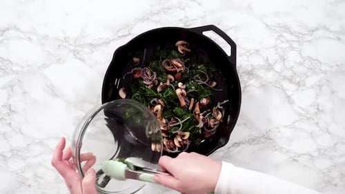 Lap de temps : faire sauter des oignons violets et des champignons pour une frittata aux épinards et au jambon