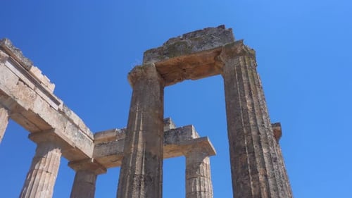 Ancien temple grec de Zeus à Némée par une journée ensoleillée