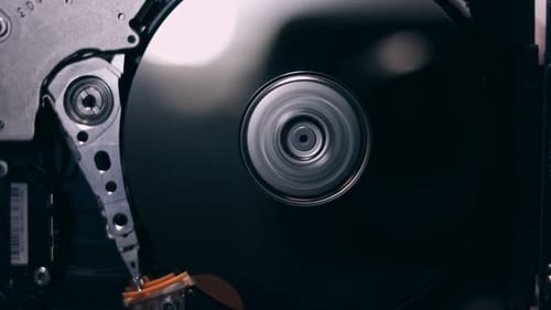 Makro Nahaufnahme des arbeitenden geöffneten Festplattenlaufwerks Festplatte Bewegung des Schreibens Lesen Magnetkopf