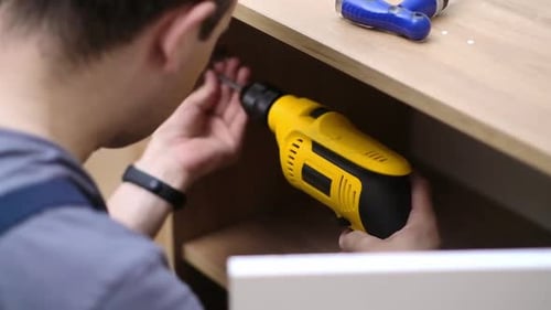 Spécialiste de l'assemblage et de la fixation de meubles en bois attachant le support de porte au support