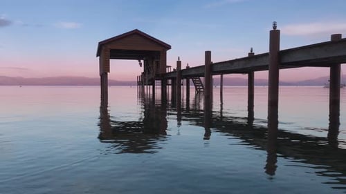 Naturhintergrund, Himmel, der sich im Wasser spiegelt, Friedliches Holzbootshaus am See