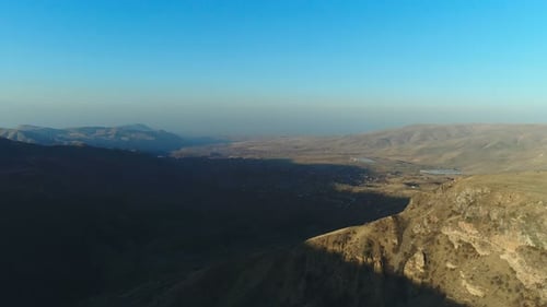 Une vidéo aérienne réalisée par un drone survole le mont Ararat en Arménie en plein air. Seulement Bright