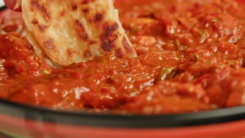 Assortiment de plats indiens et sri-lankais sur fond en bois, plats et apéritifs d'Indeed Cuisine