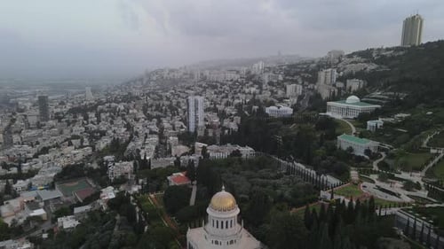 Photographie aérienne du lieu saint de la ville sur un sol verdoyant, Jardins Baha'is - Haïfa
