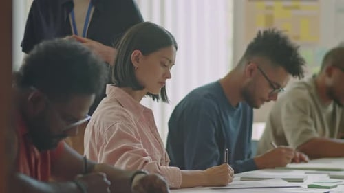 Schüler mit Migrationshintergrund bestehen Prüfung in der Sprachschule