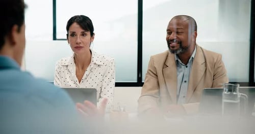Interview, Unternehmen und Leute im Büro mit Laptop, Diskussion oder Besprechung zum Onboarding