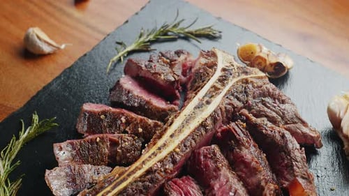 Mittelseltenes T-Bone-Steak in Scheiben. Ansicht von oben.