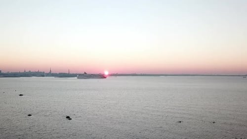 Drohne fängt die goldene Stunde eines Schiffes im Meer ein