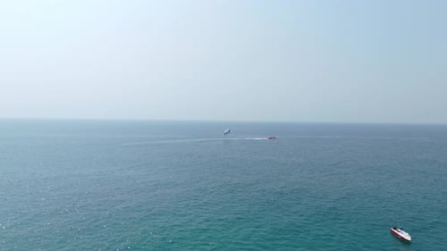 Parasailing am Strand von Kovalam, Thiruvanathauram, Kerala, Wassersport im Meer