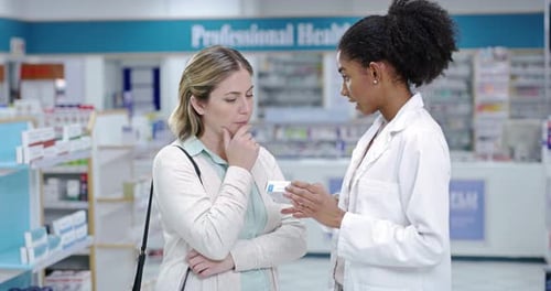 Pharmacien, aide à la clientèle et aide à la communication pour les médicaments, les produits de santé en pharmacie