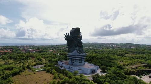 Photo hyperlapse de la statue de Garuda Wisnu Kencana à Bali