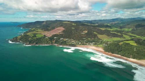 Drohne fliegt am Strand in Neuseeland mit Bergen im Hintergrund
