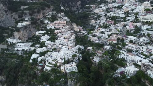 Vue sur Positano depuis le ciel, la ville, la montagne depuis le ciel