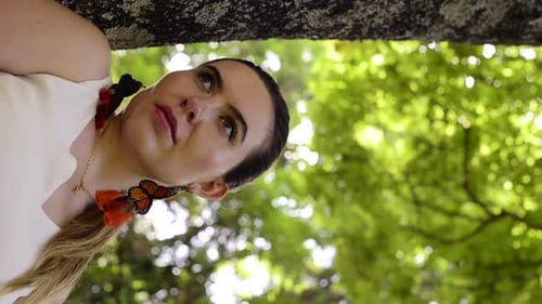 Belle fille qui s'ennuie. Une femme inquiète pense à l'extérieur dans la forêt. Verticale