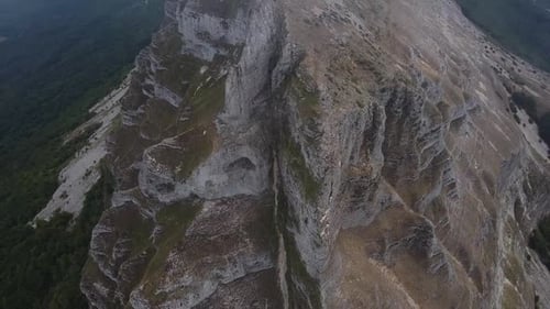Vue aérienne impressionnante de l'imposante montagne navarraise, la crête d'Ihurbain, sur le mont Beriain, San