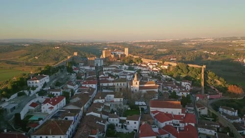 Vue panoramique sur la vieille ville avec les anciens murs du château à la lumière du soir, prise de vue aérienne
