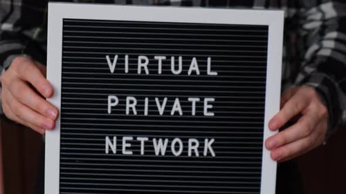 Weibliche Brieftafel in der Hand mit Text von VIRTUAL PRIVATE NETWORK VPN Creation Internet