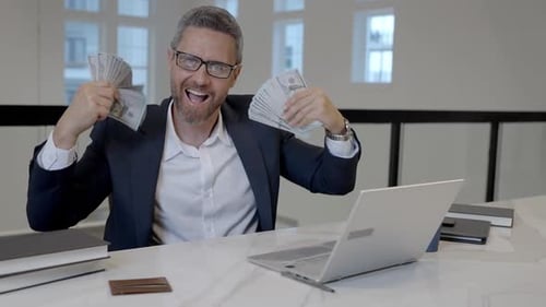 Einfach Geld aufgeregter Geschäftsmann, der Dollar im Büro zählt Reicher Mann im Anzug mit Dollars Büro