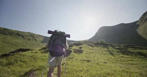 Jeunes randonneurs avec sacs à dos faisant de la randonnée dans un paysage montagneux