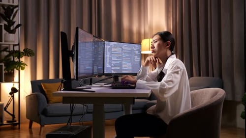 Programadora asiática pensando ao criar engenheira de software desenvolvendo aplicativo e programa