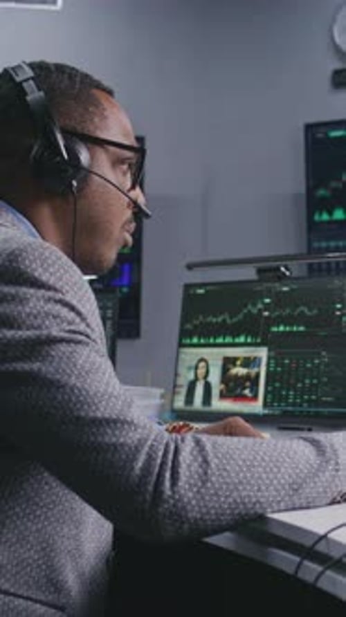 Comerciante afro-americano com caneta na mão trabalha