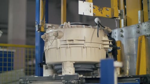 Tambours de machine à laver sur une ligne automatique à l'usine de fabrication. Pièces de traitement à la chaîne de montage...