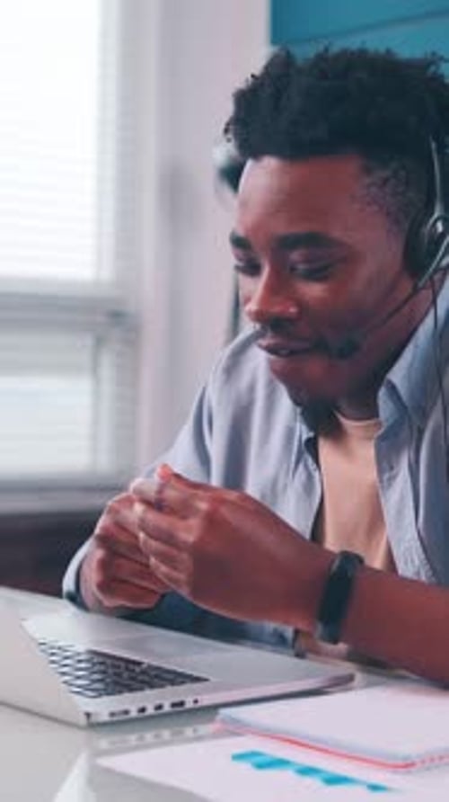 Reunião virtual envolvente com um participante focado em um ambiente de escritório doméstico