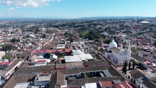 Vue d'orbite du temple de San Jose, du Chiapas mexicain, du Comitan de las Flores, ciel bleu