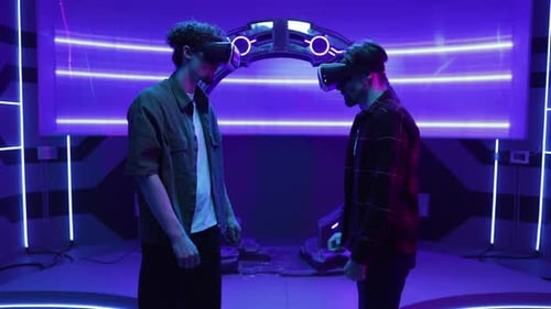 Junge professionelle Gamer tragen VR-Headsets und spielen Shooter