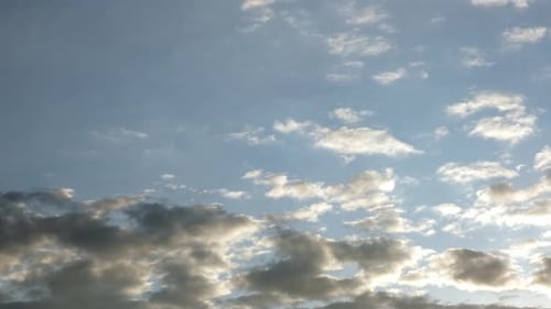 Zeitraffer von geschwollenen weißen Wolken am stürmischen Himmel. Natürlicher Zeitraffer