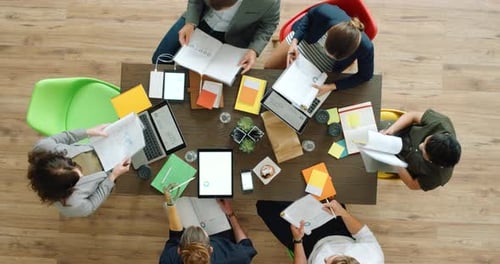 Работа в команде, планирование бизнес-проектов и занятость сотрудников стратегическими и техническими совещаниями