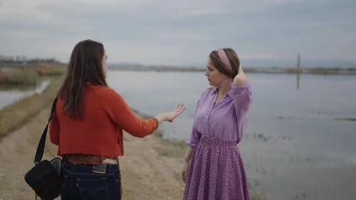 A fotógrafa instrui a modelo sobre como se posicionar